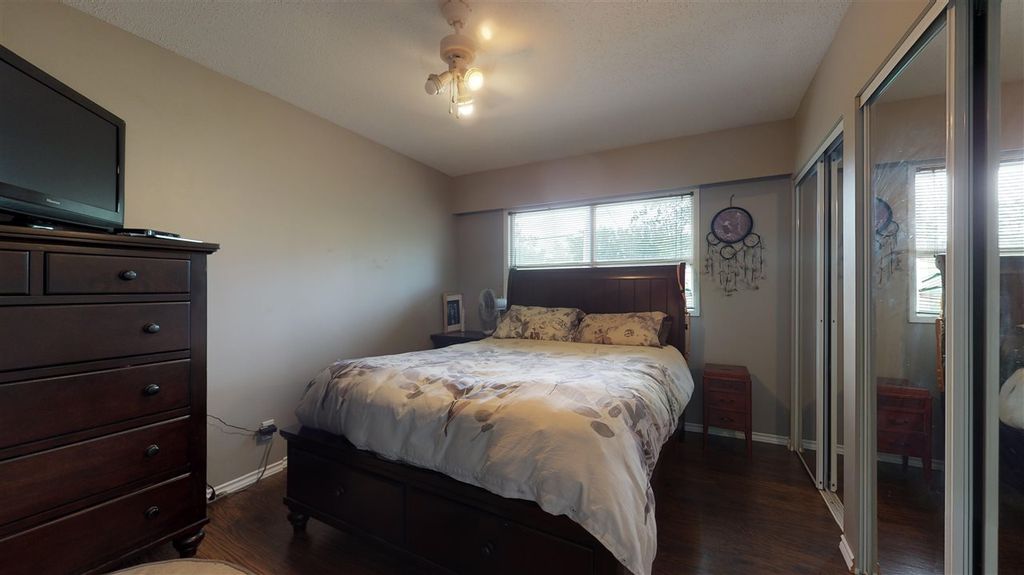 listing image 1106046616976878944
