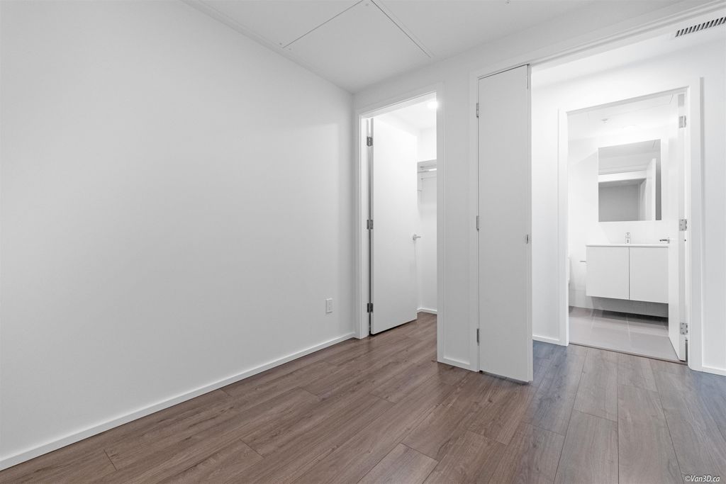 listing image 1107398396398180353