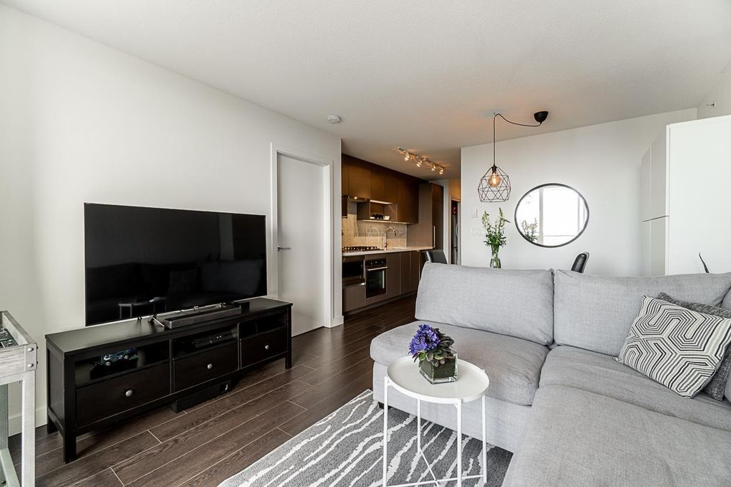 listing image 1109373097543685760