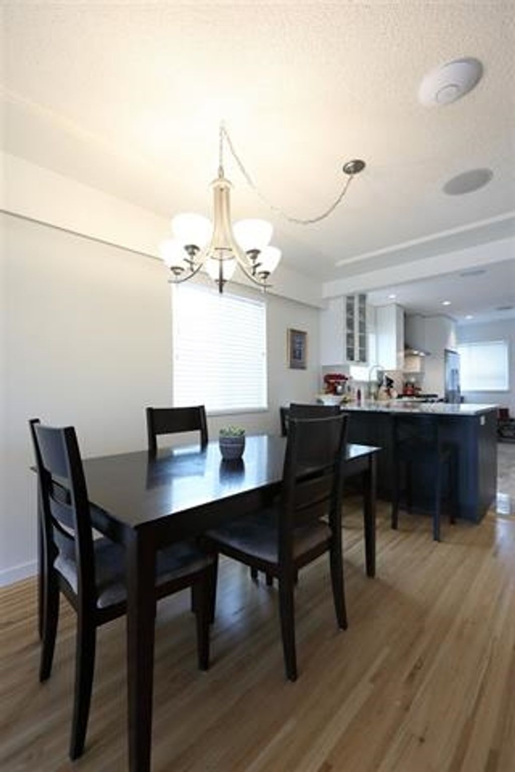 listing image 1100515173842150722