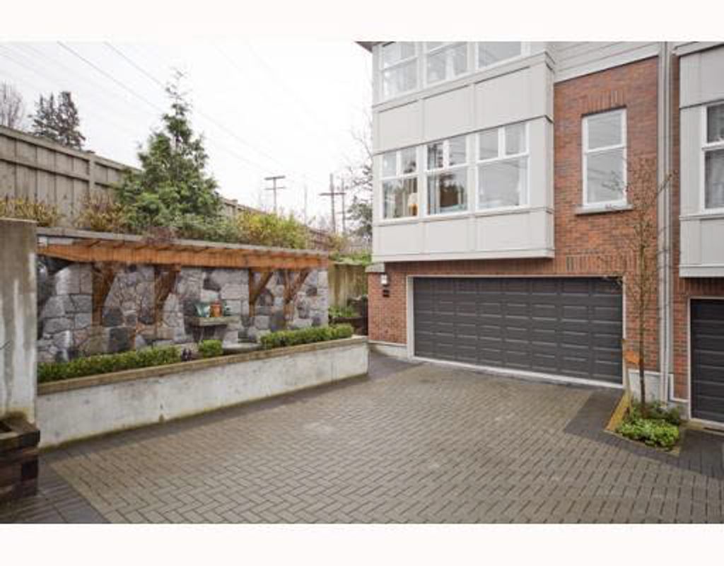 listing image 1106247841100845765