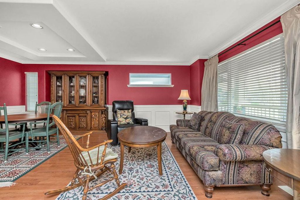 listing image 1105401165079431998