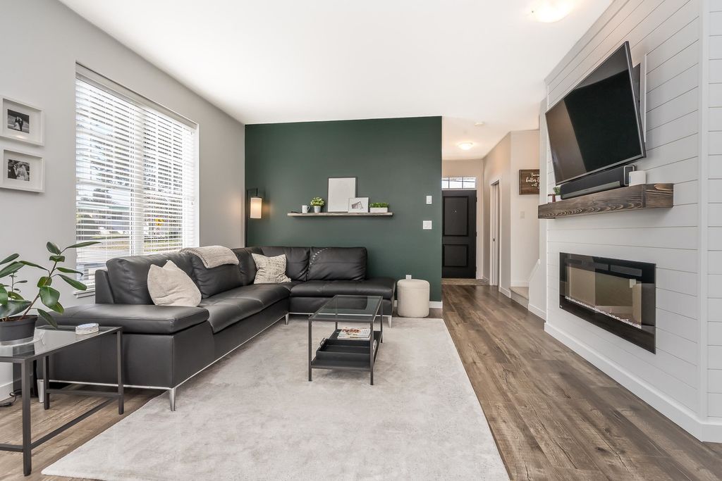 listing image 1104286020484550330