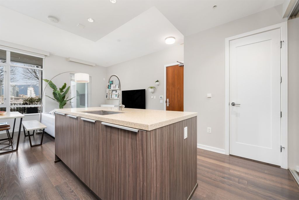listing image 1104235821945225919