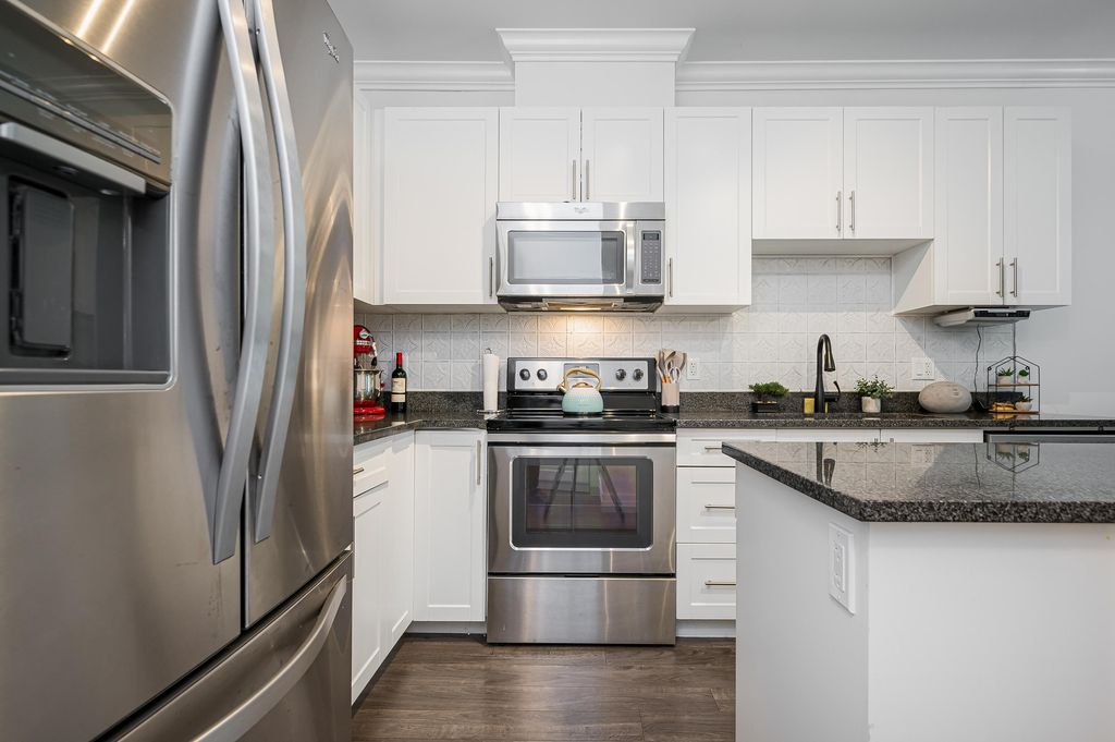 listing image 1103611554868986810