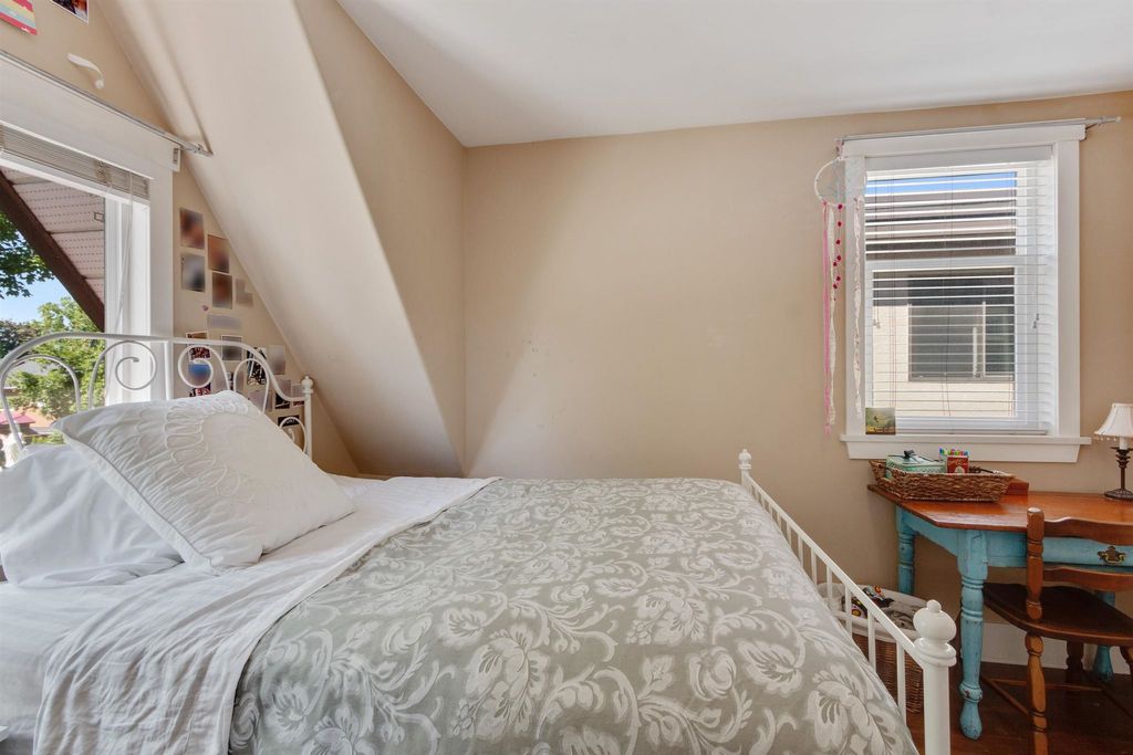 listing image 1102045634215649759