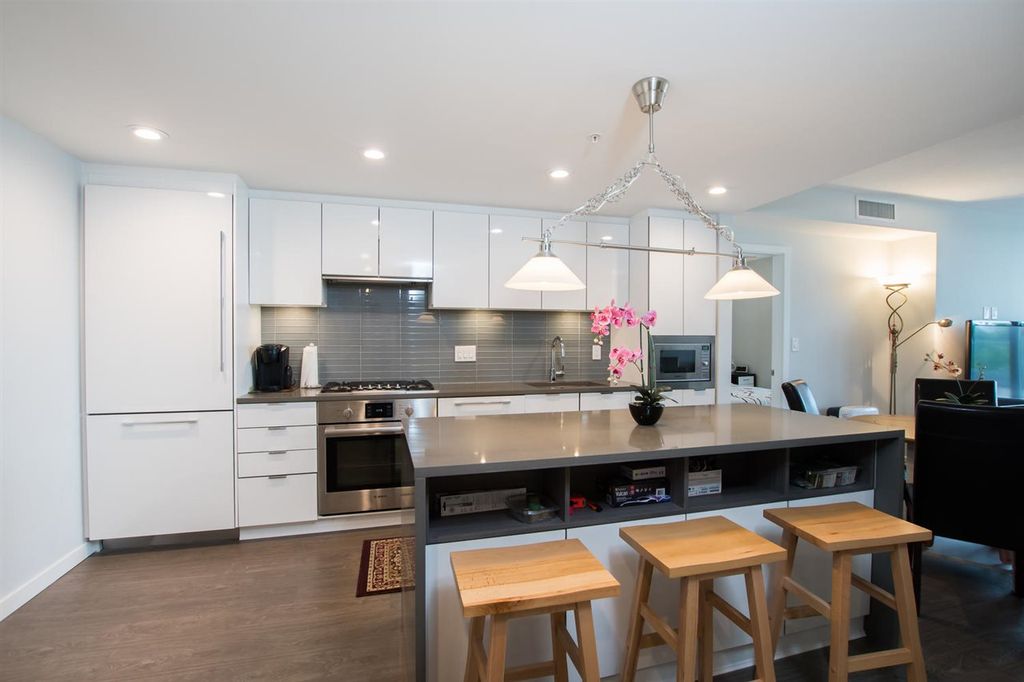 listing image 1103357898231689295