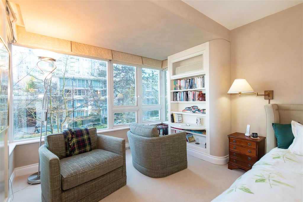 listing image 1100570731200187329