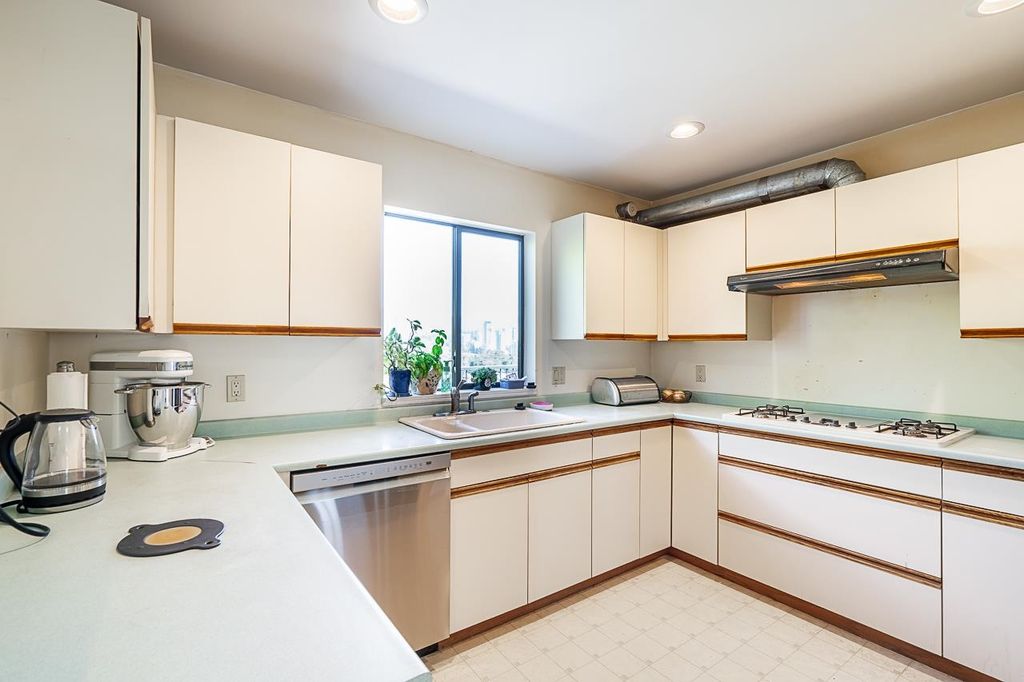listing image 1102991452380350530