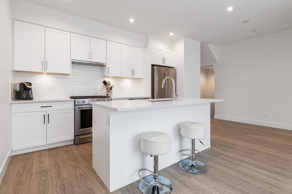 listing image 1104813160661670406