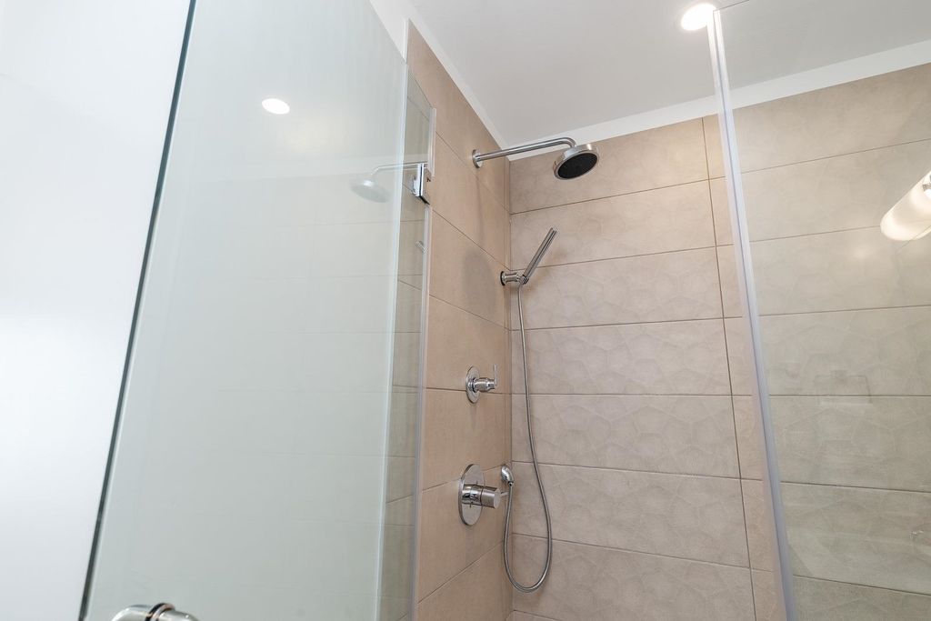 listing image 1104684094709564177