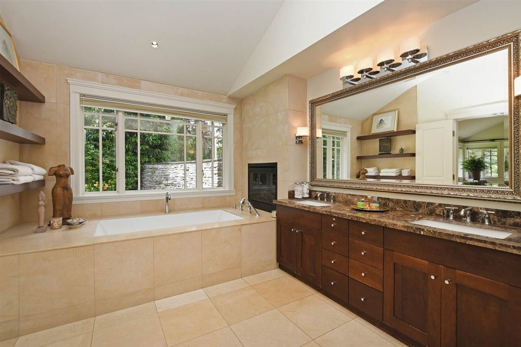 listing image 1101686331390245697