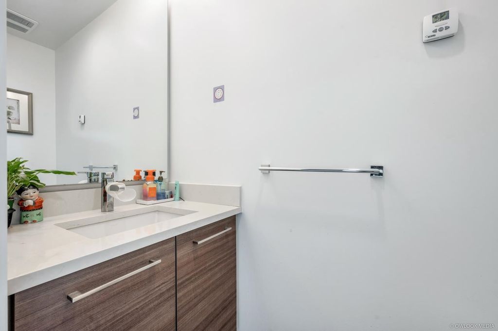 listing image 1105013092904784702
