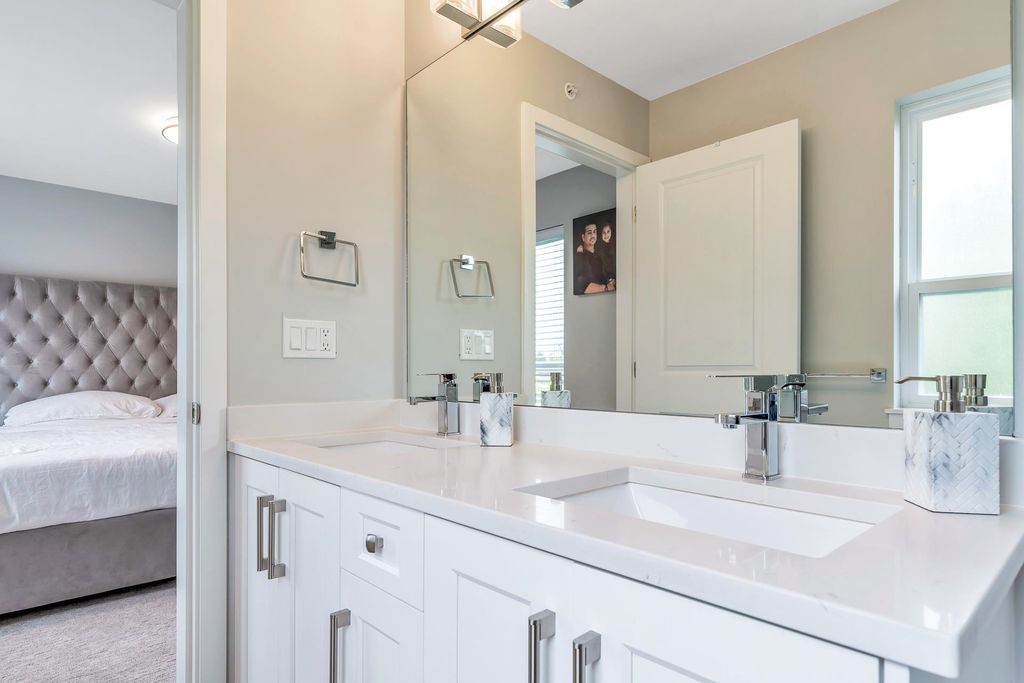 listing image 1109644458443800621