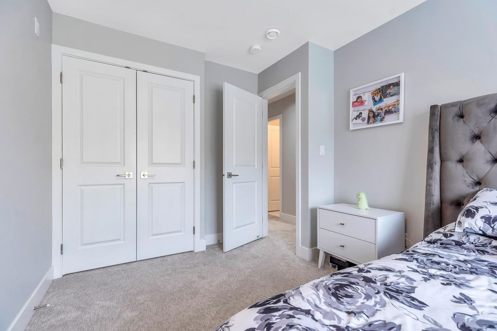 listing image 1109120500459862428