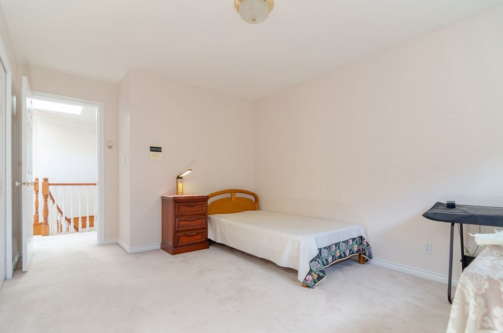 listing image 1102476158684182232