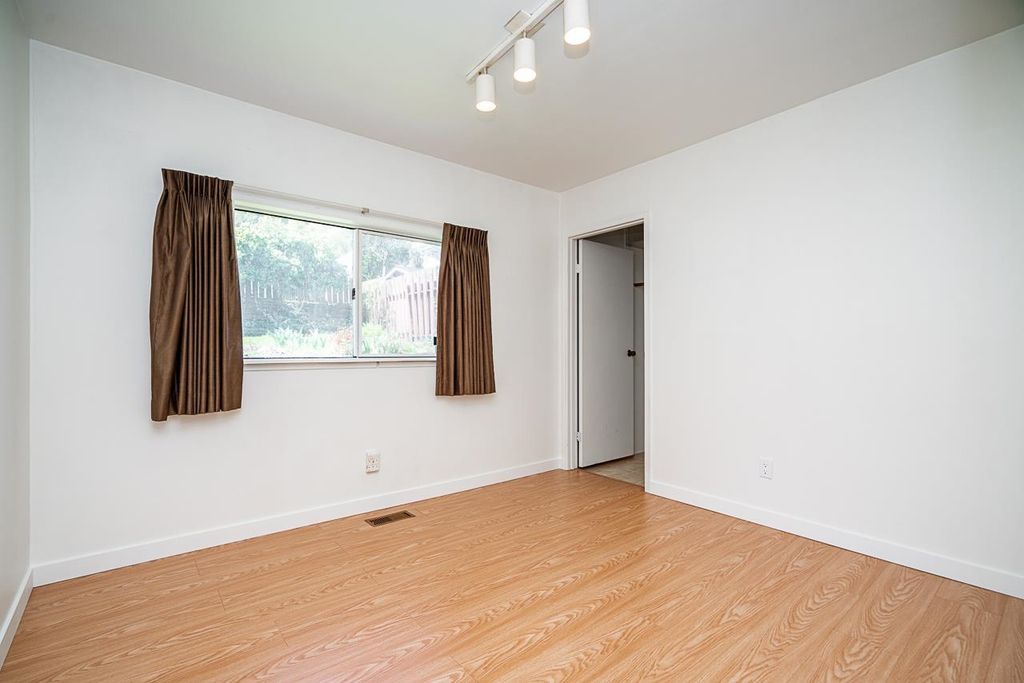 listing image 1106884432079962562
