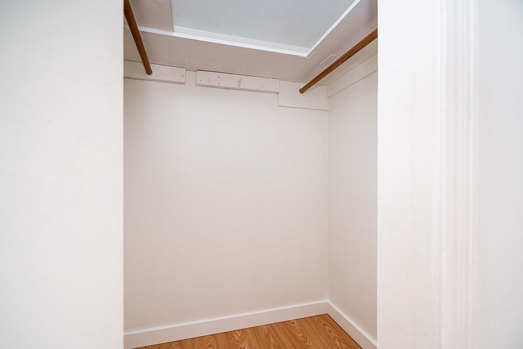 listing image 1101717544646025927