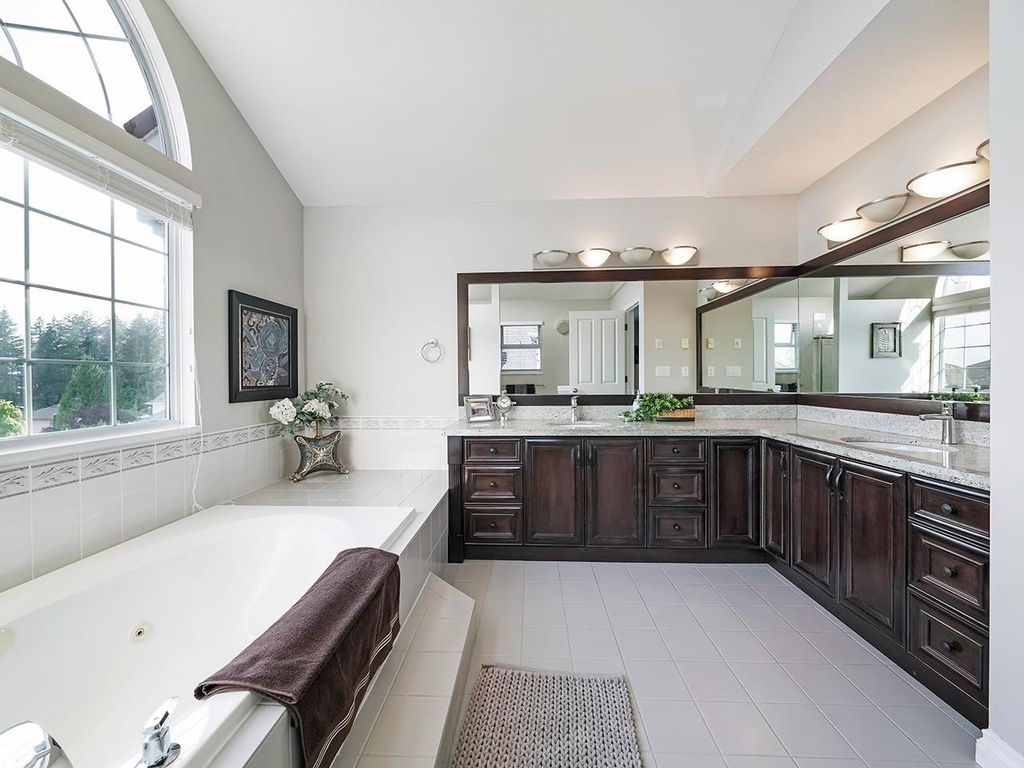 listing image 1108436402235257859