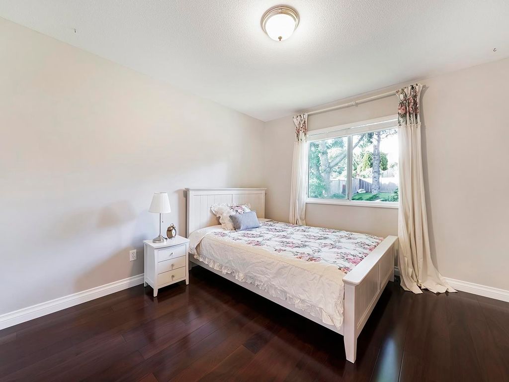 listing image 1109556179837295799