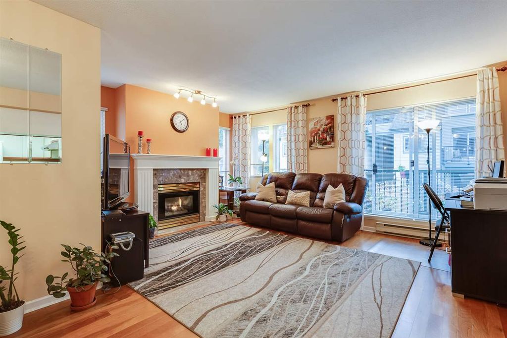 listing image 1106960284655693696