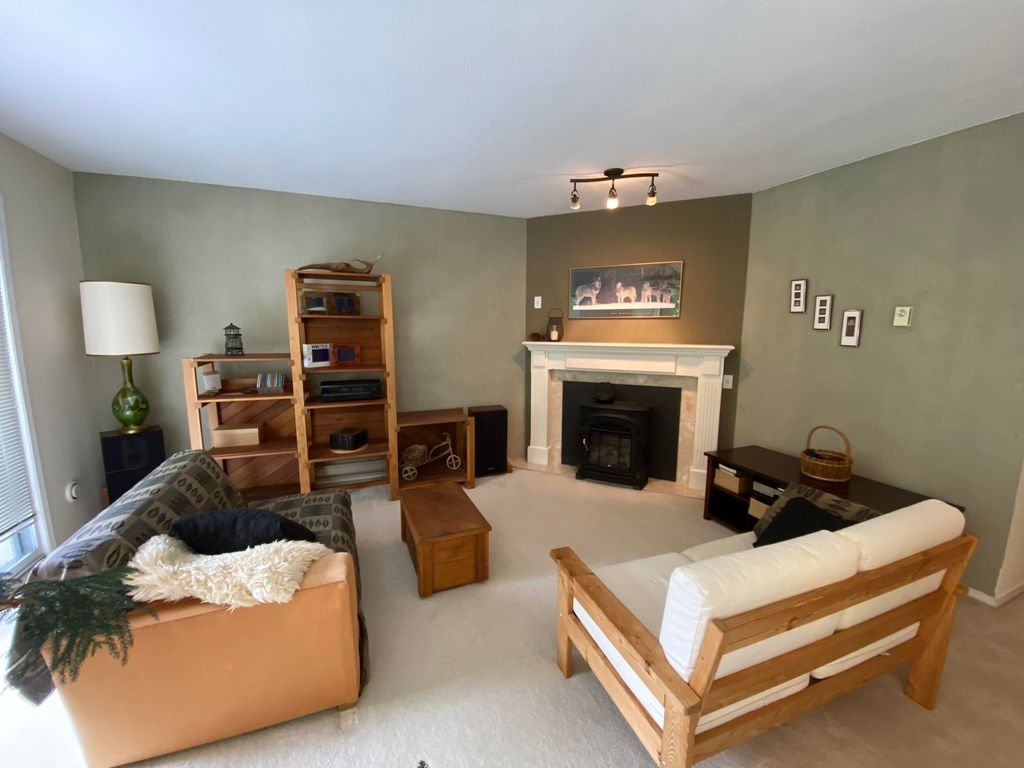 listing image 1102713676432870728