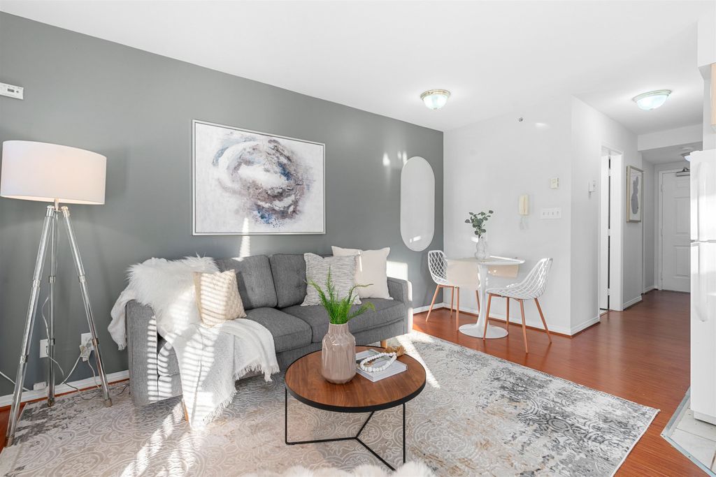 listing image 1103608853787304556