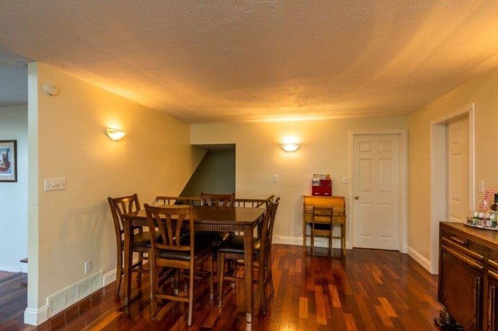 listing image 1106547316612728576