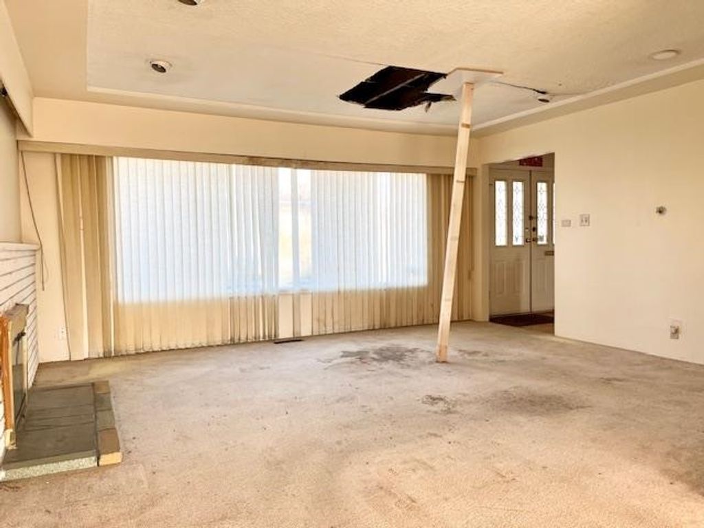 listing image 1101296365829599113
