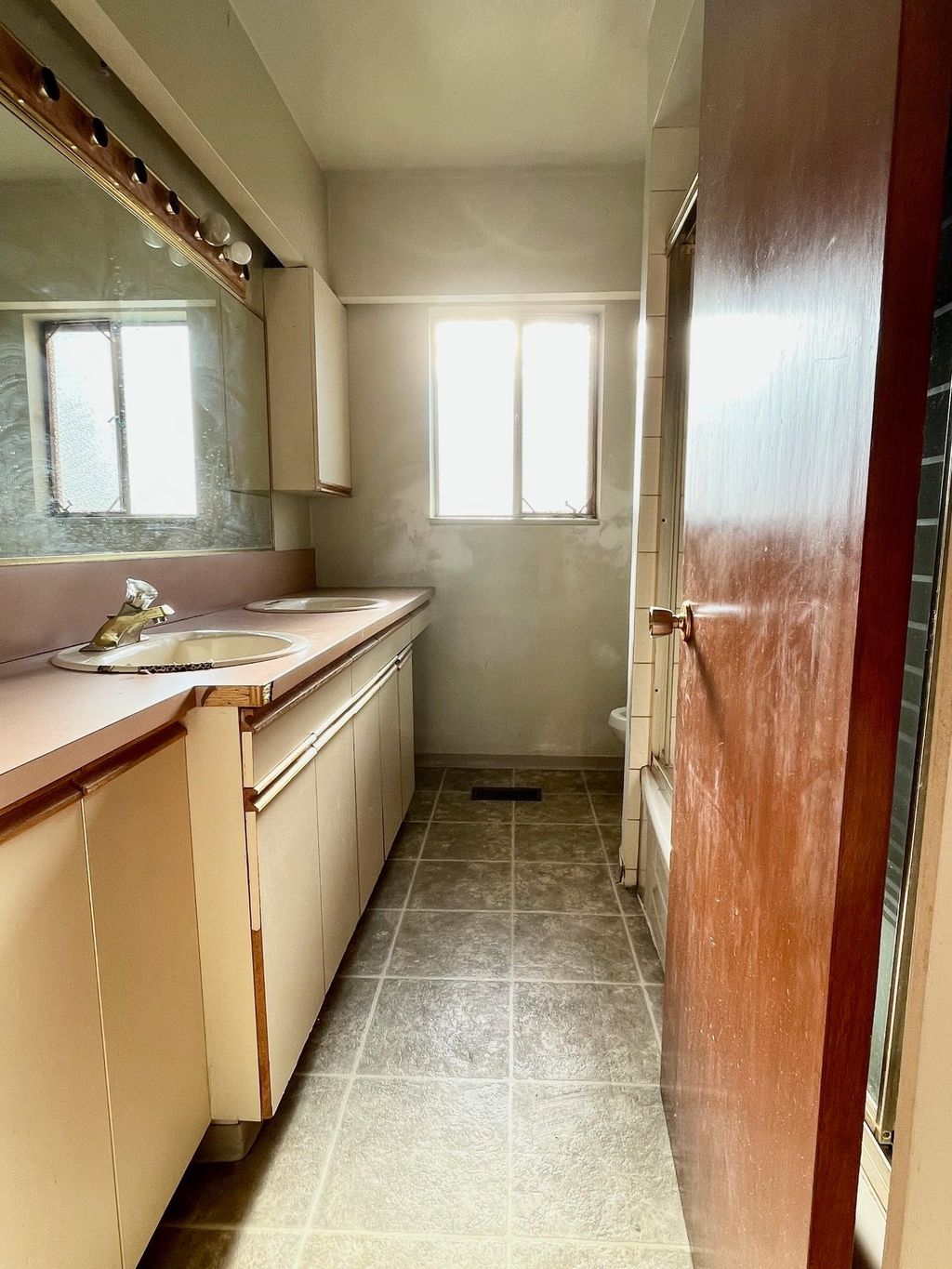 listing image 1102207152301601474