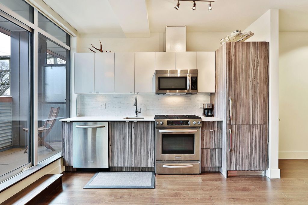 listing image 1102424233180581631