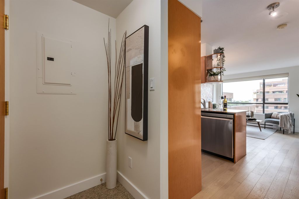 listing image 1104361935202742693