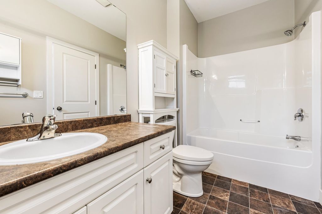 listing image 1105207694632873795
