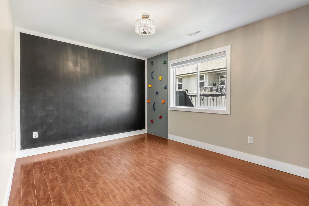 listing image 1104326109770860464