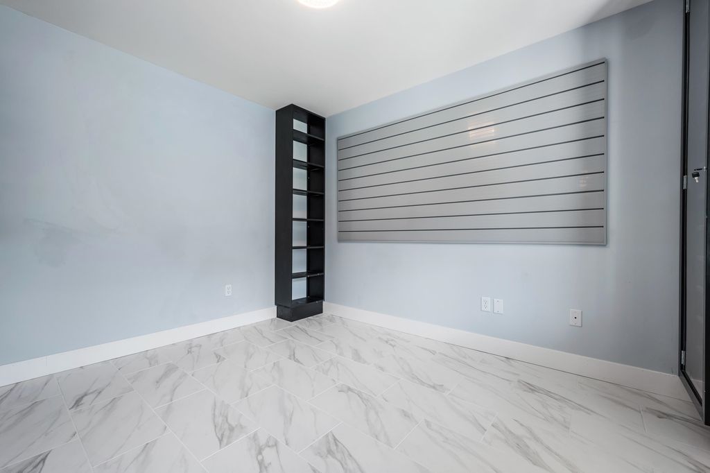 listing image 1100263564125272449