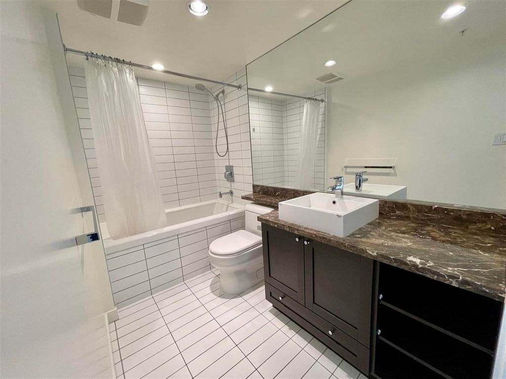 listing image 1106997791997714240