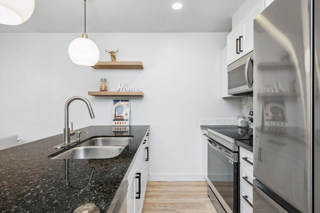 listing image 1102376420509904836