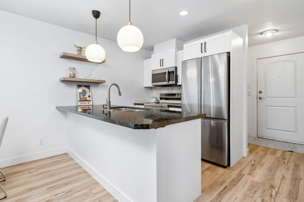 listing image 1102482896605430429
