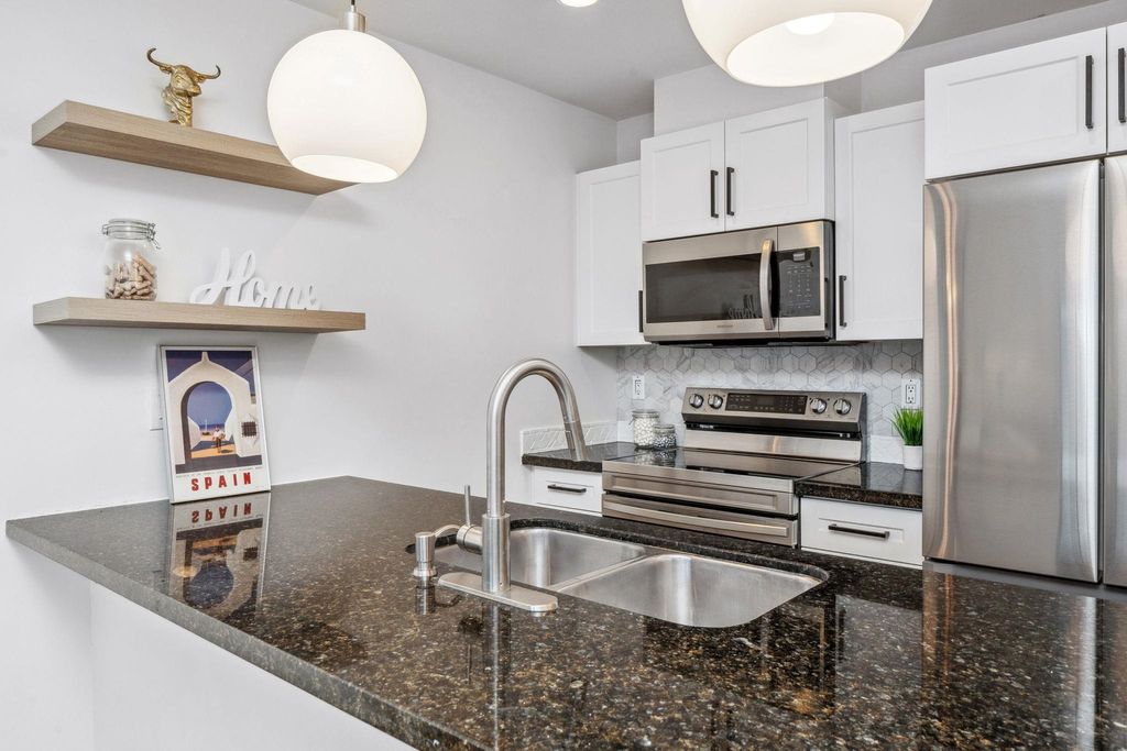 listing image 1106353800338966164