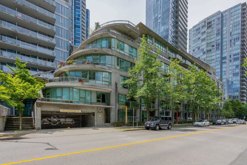 listing image 1103136636110079618