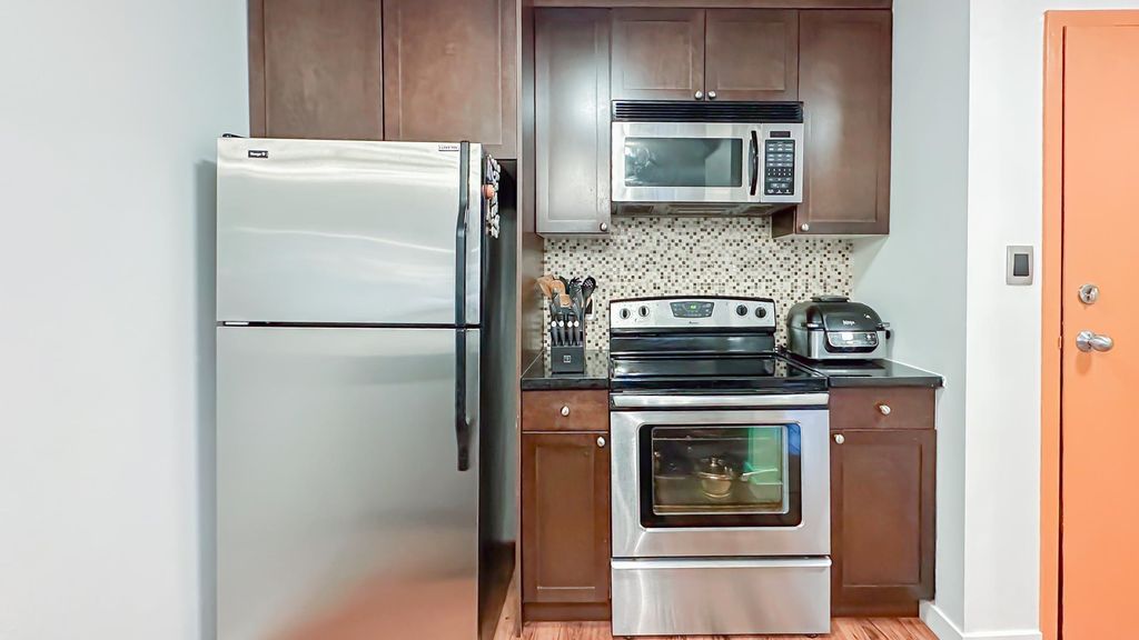 listing image 1100796076015370654