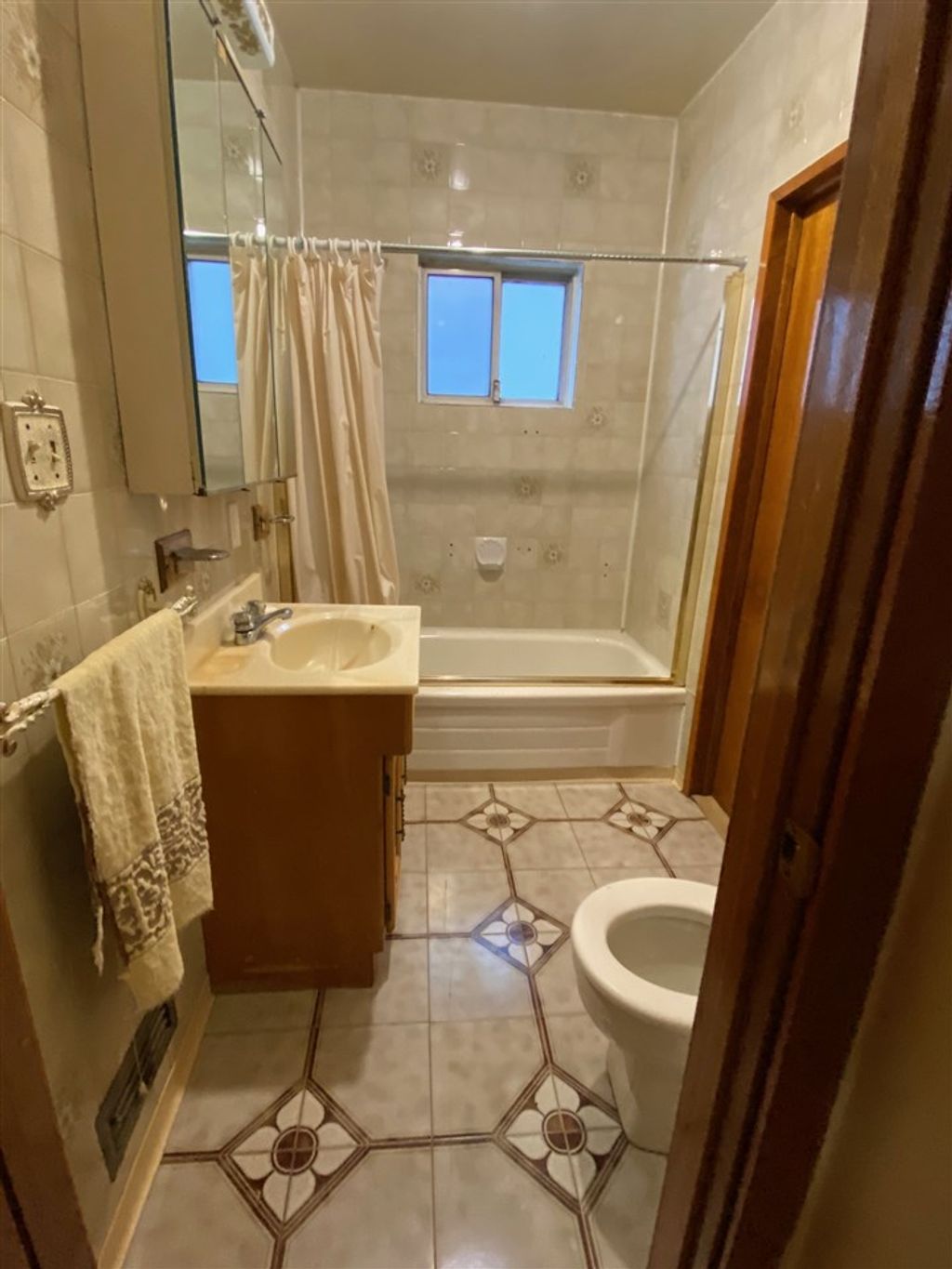 listing image 1109497719529428163