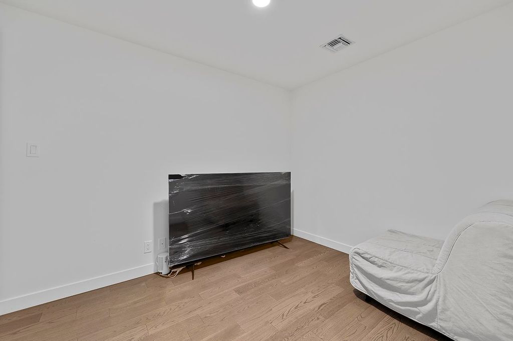 listing image 1109448348553207979
