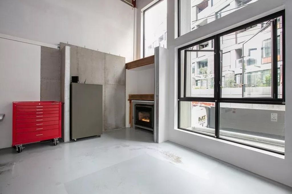 listing image 1100236707800938185