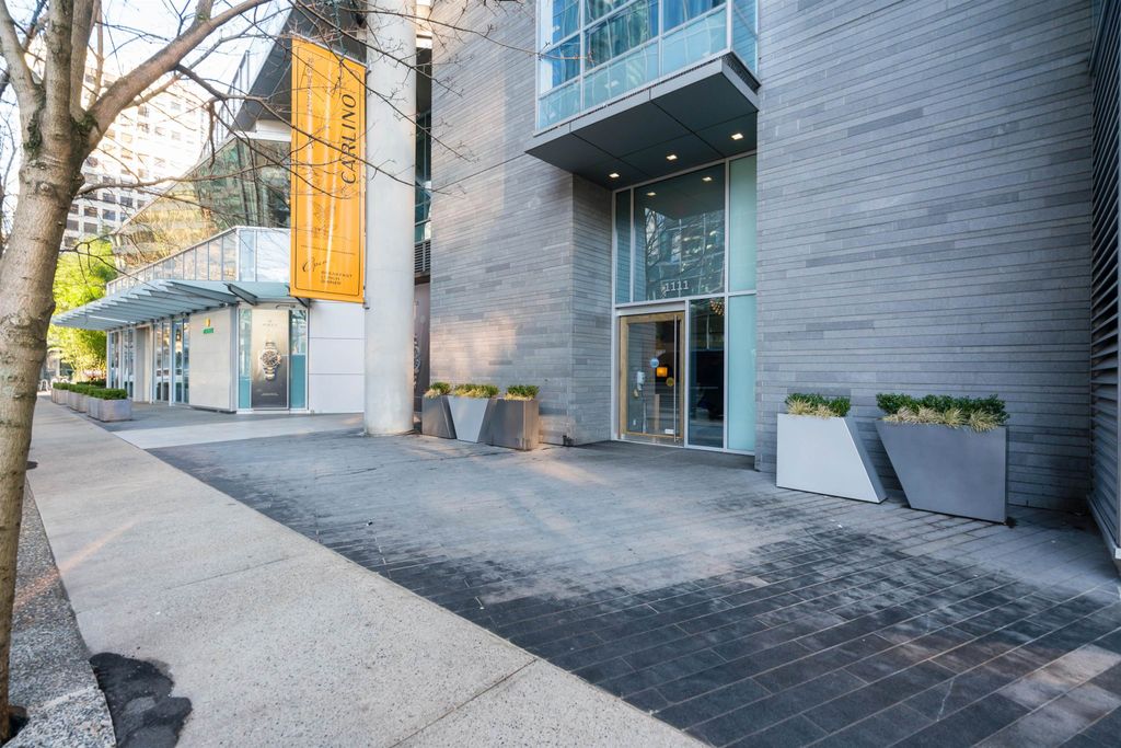 listing image 1109977750680387327