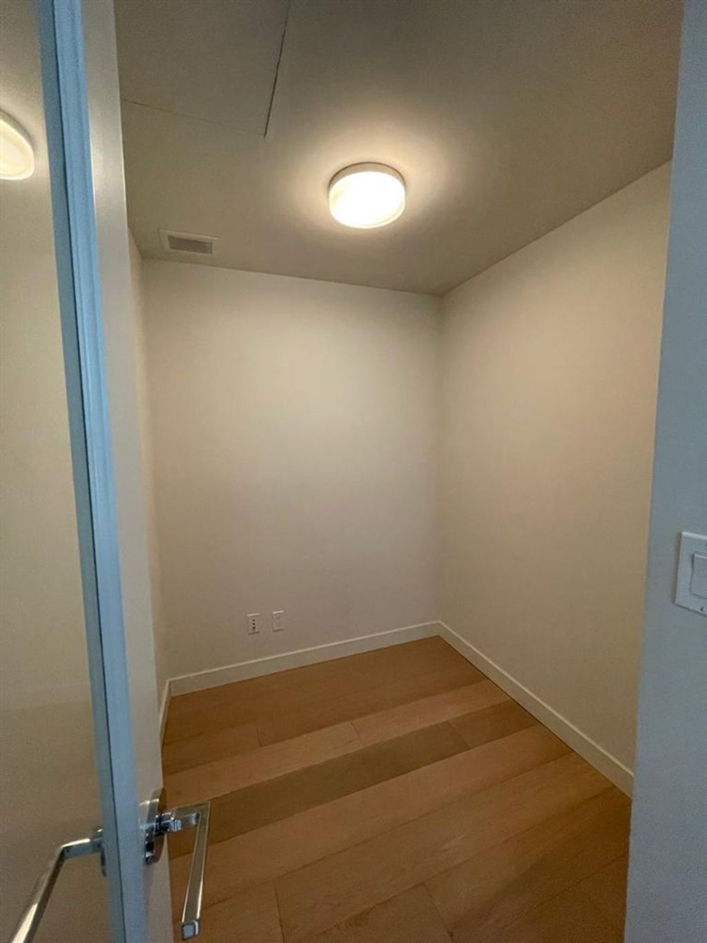 listing image 1103236466913320642