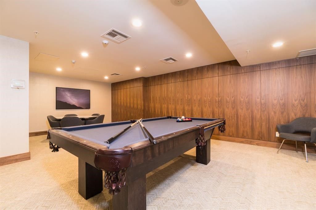 listing image 1102659041316672232