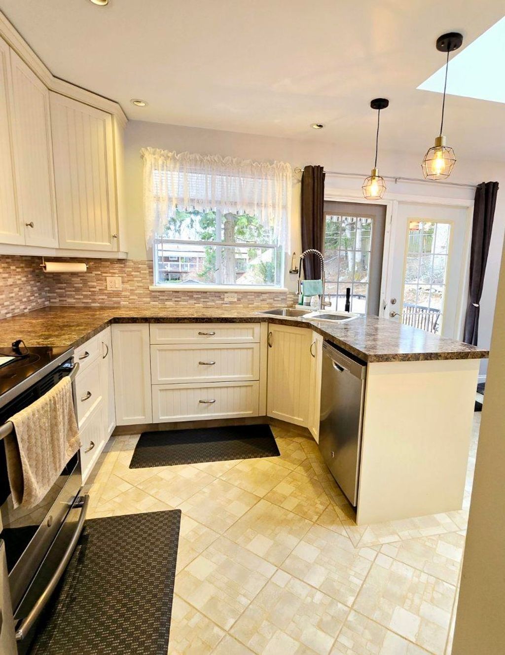 listing image 1102080463946195300