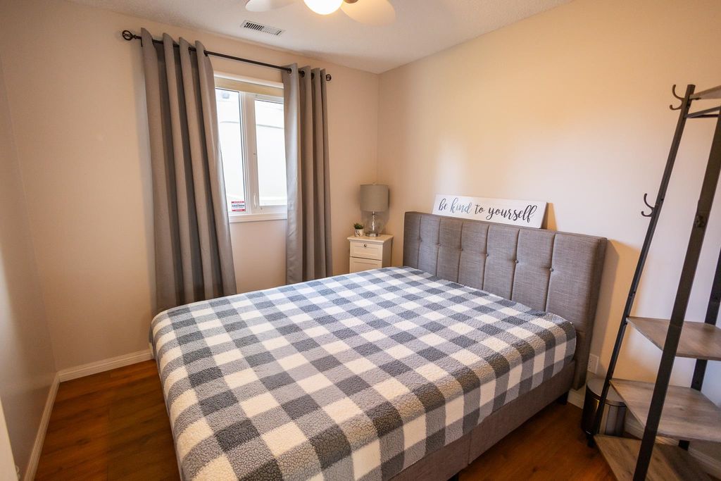 listing image 1104775478449286584