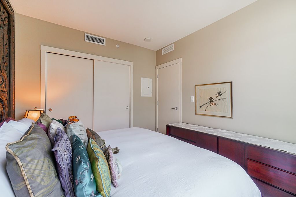 listing image 1102865641847280899